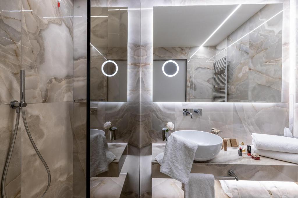 une salle de bain avec douche et lavabo dans l'établissement Hotel Sporting, à Rimini