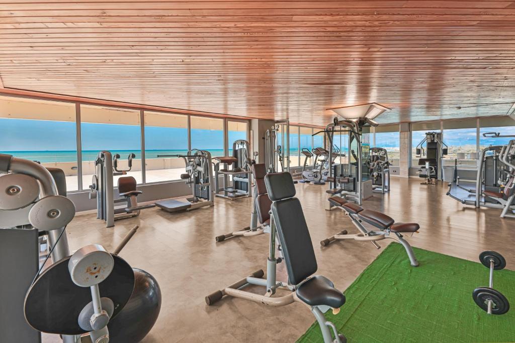 - une salle de sport avec vue sur l'océan dans l'établissement Grand Hotel Continental, à Tirrenia