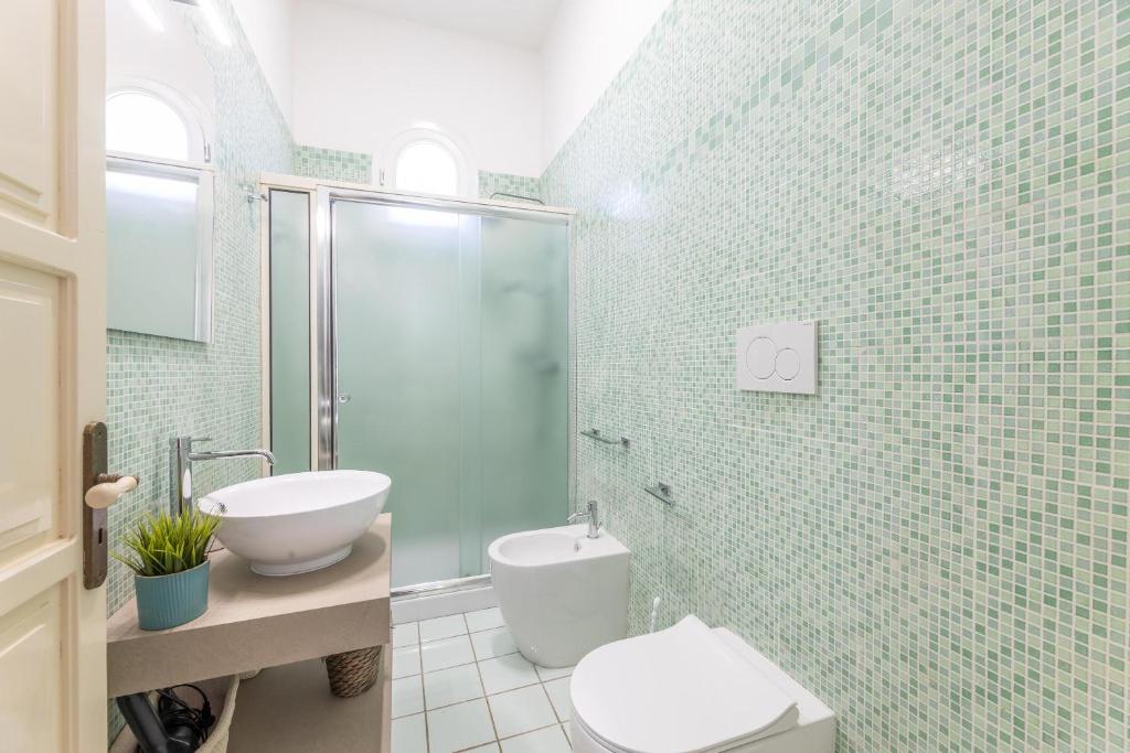 une salle de bain avec toilettes, lavabo et douche dans l'établissement Villa Tre Palme, à Castrignano del Capo