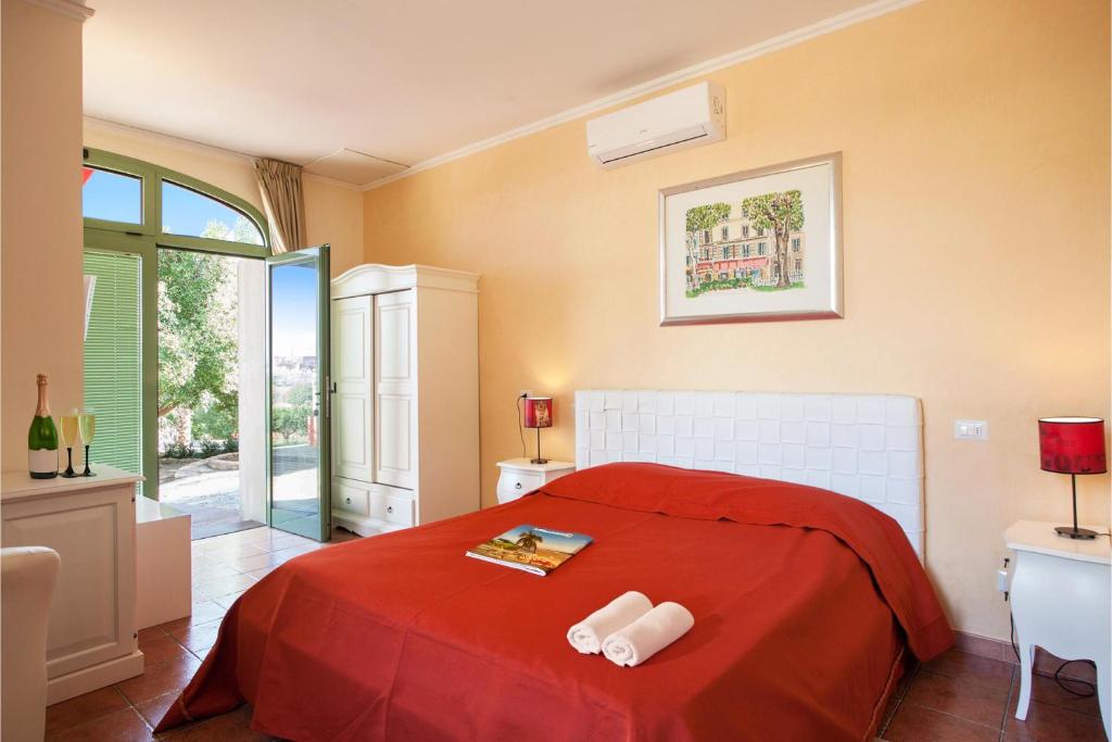 - une chambre avec un lit rouge et une fenêtre dans l'établissement Villa Gaia with pool- Happy Rentals, à Galatina
