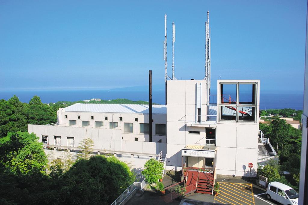 un bâtiment blanc avec une fenêtre sur le côté dans l'établissement Izumigo AMBIENT Izu-Kogen Condominium, à Itō