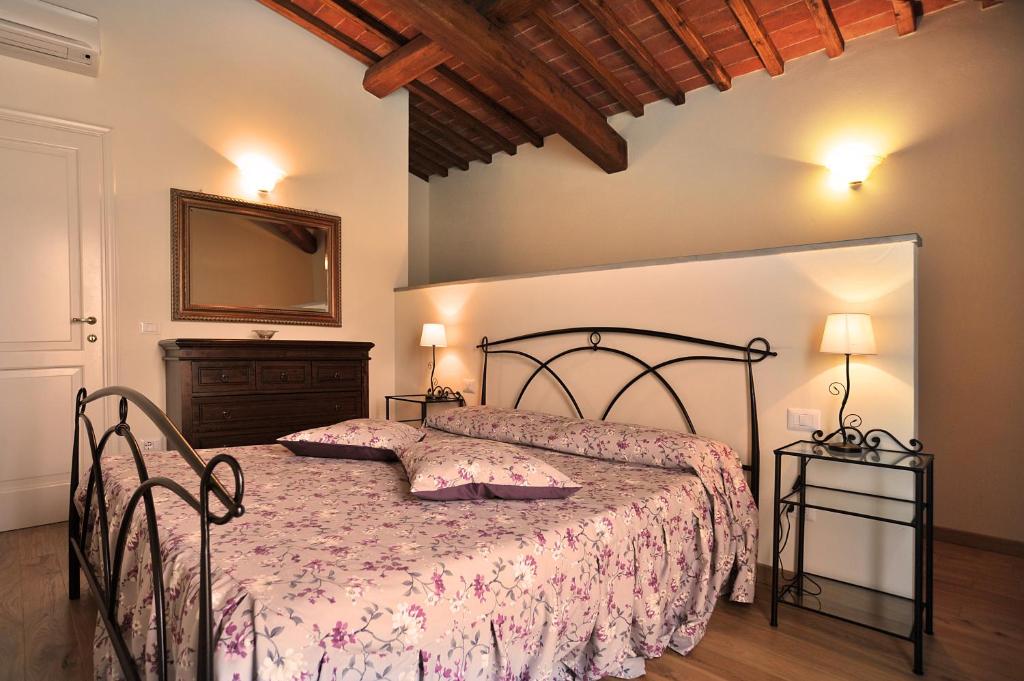 une chambre avec un lit et une commode dans l'établissement Casa Rosa, à Greve in Chianti 20 autres photos