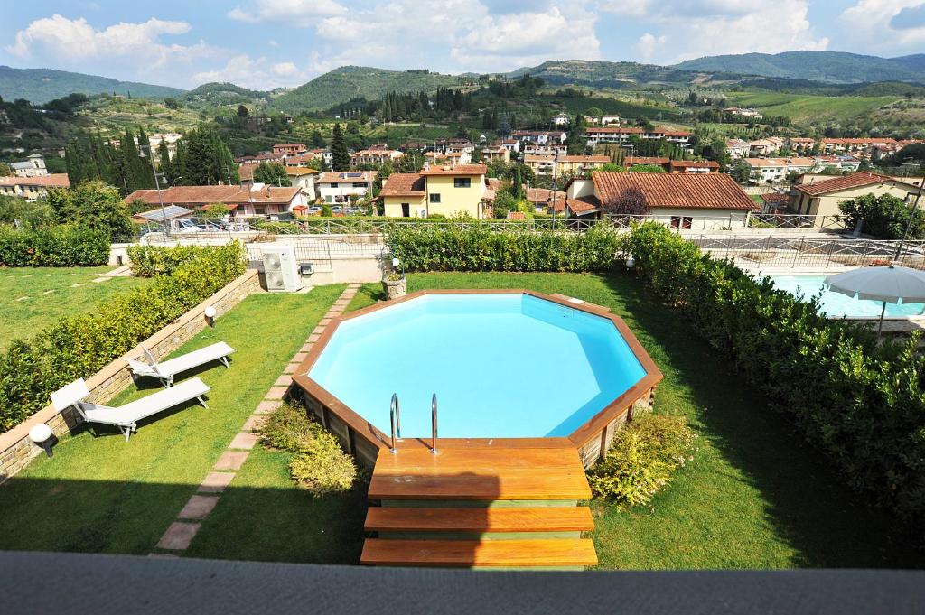 une piscine au milieu d'une cour dans l'établissement Casa Rosa, à Greve in Chianti