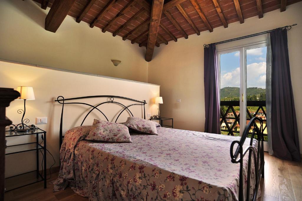une chambre avec un lit et une grande fenêtre dans l'établissement Casa Rosa, à Greve in Chianti