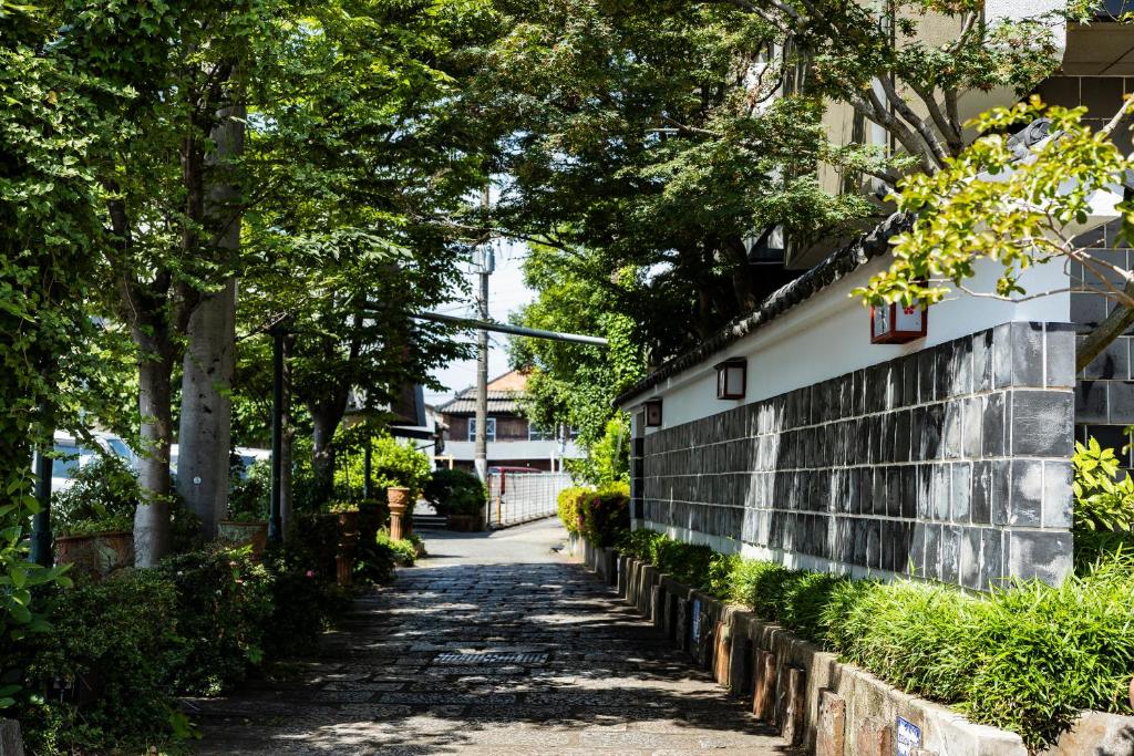 une passerelle devant une maison dans l'établissement Kyotoya, à Takeo