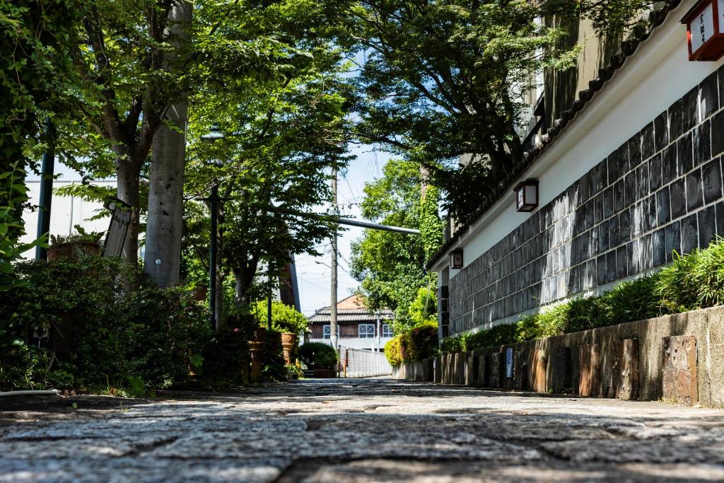 une rue vide devant un immeuble dans l'établissement Kyotoya, à Takeo