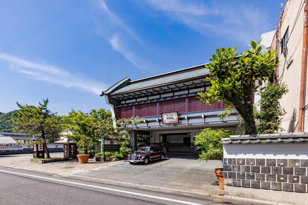 un bâtiment avec une voiture garée devant dans l'établissement Kyotoya, à Takeo 37 autres photos