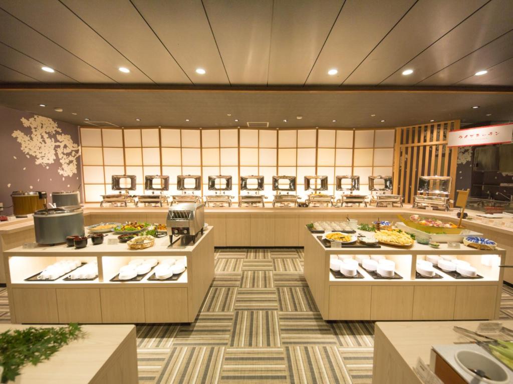 - une grande cuisine avec beaucoup de nourriture dans l'établissement LiVEMAX RESORT Aki Miyajima, à Miyajima