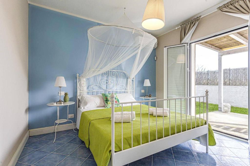 - une chambre avec un lit vert à baldaquin dans l'établissement Villa Luce by Villa Plus, à Santa Maria Del Focallo 16 autres photos