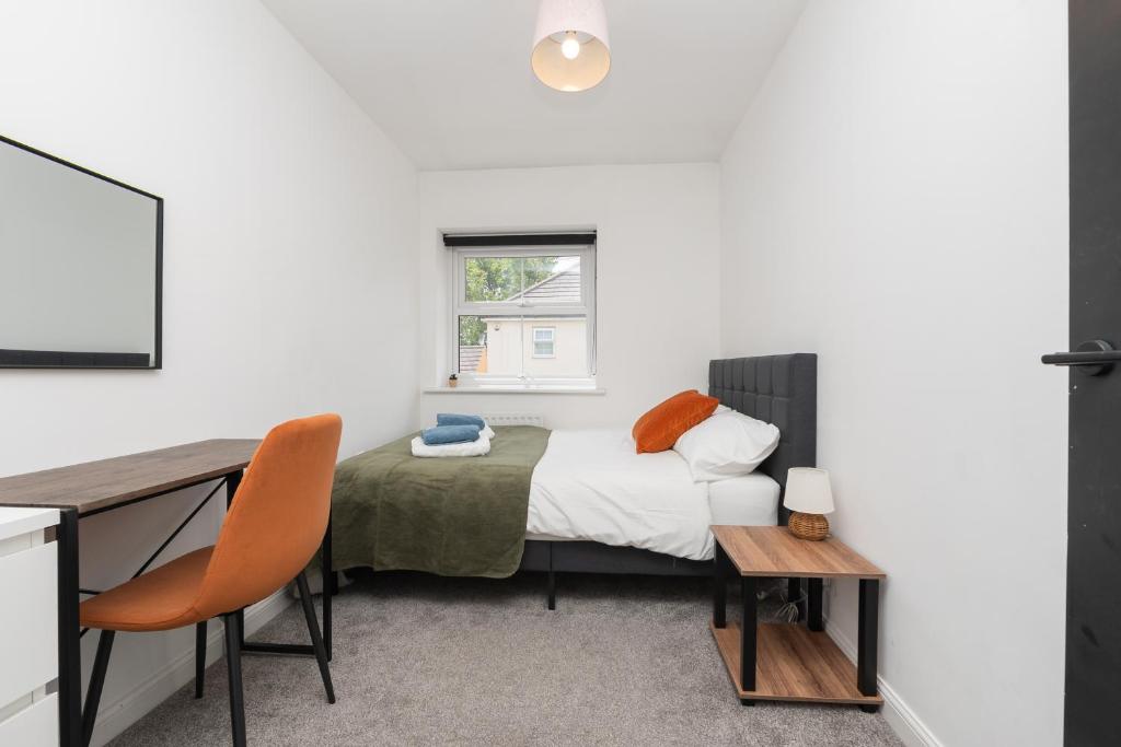 Large Modern Home, Free Parking, Families and Contractors Welcome 2