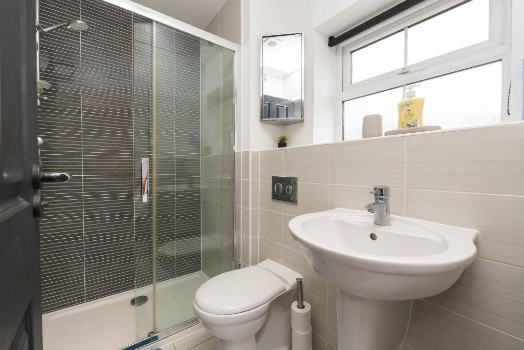 Large Modern Home, Free Parking, Families and Contractors Welcome 8