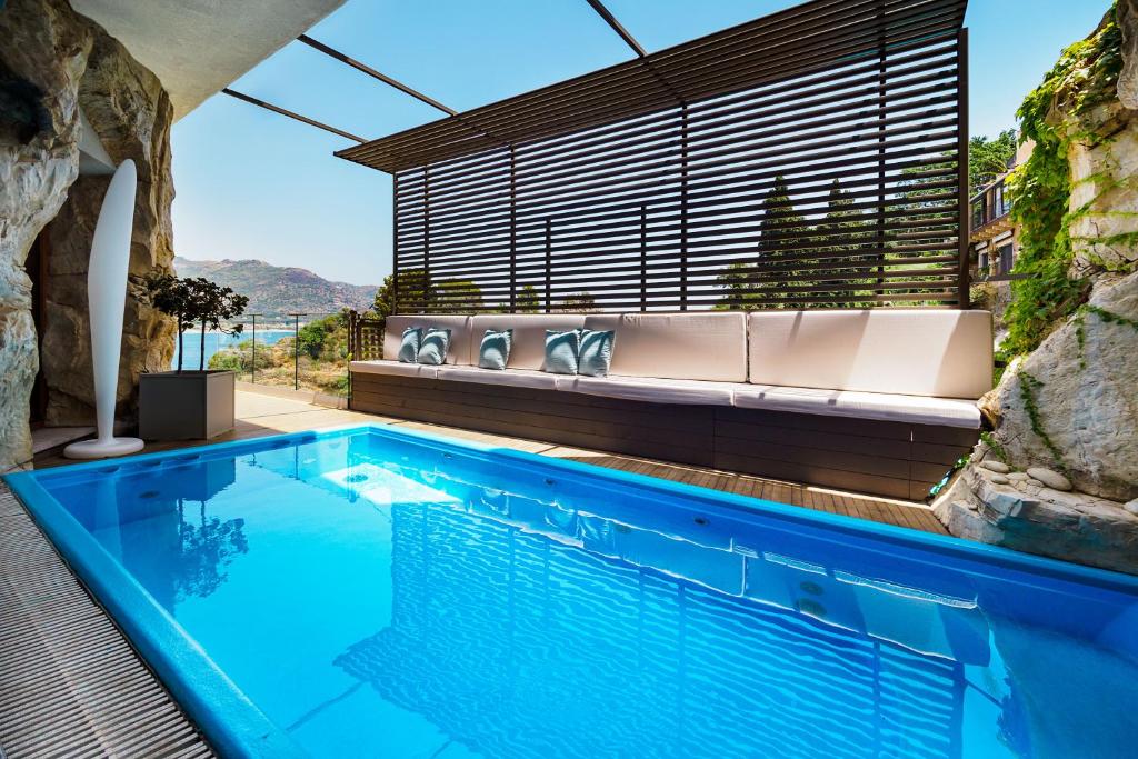 - une piscine dans une maison avec vue dans l'établissement Atlantis Bay - VRetreats, à Taormine