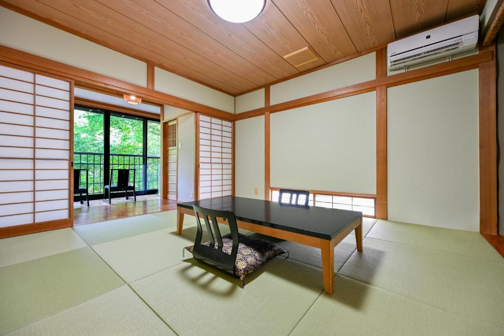 Cette chambre comprend une table de ping-pong. dans l'établissement 山川温泉 小杉庵, à Oguni 34 autres photos