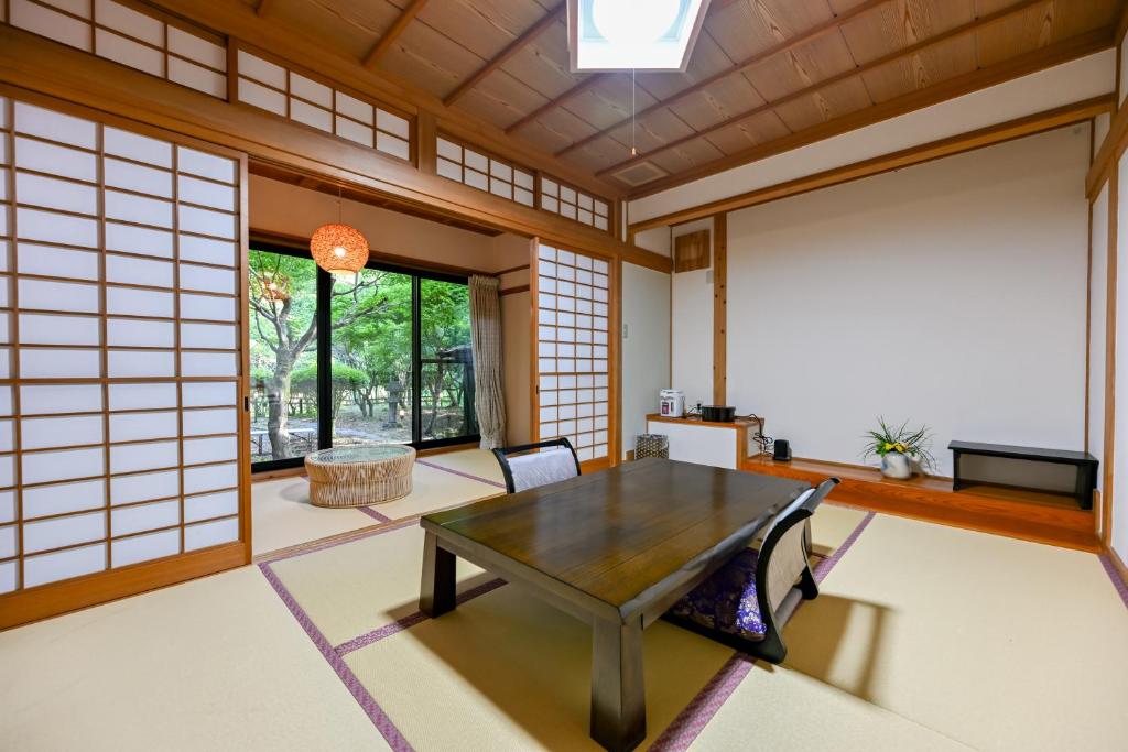 Coin salon dans l'établissement 山川温泉 小杉庵