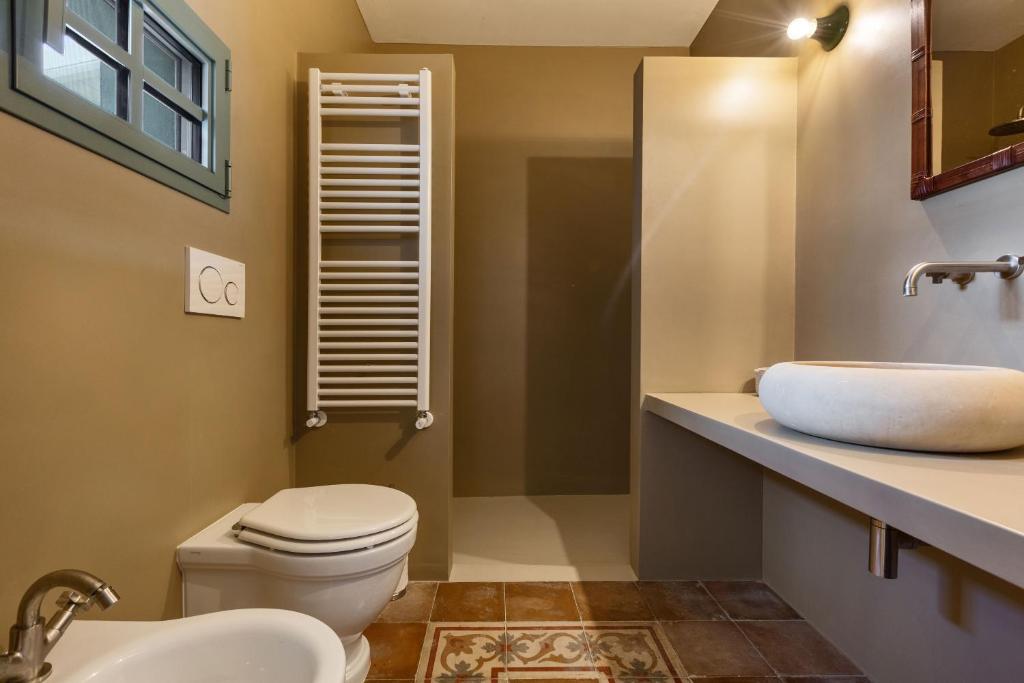 une salle de bain avec toilettes et lavabo dans l'établissement La Casa Della Maestra by Perle di Puglia, à Presicce