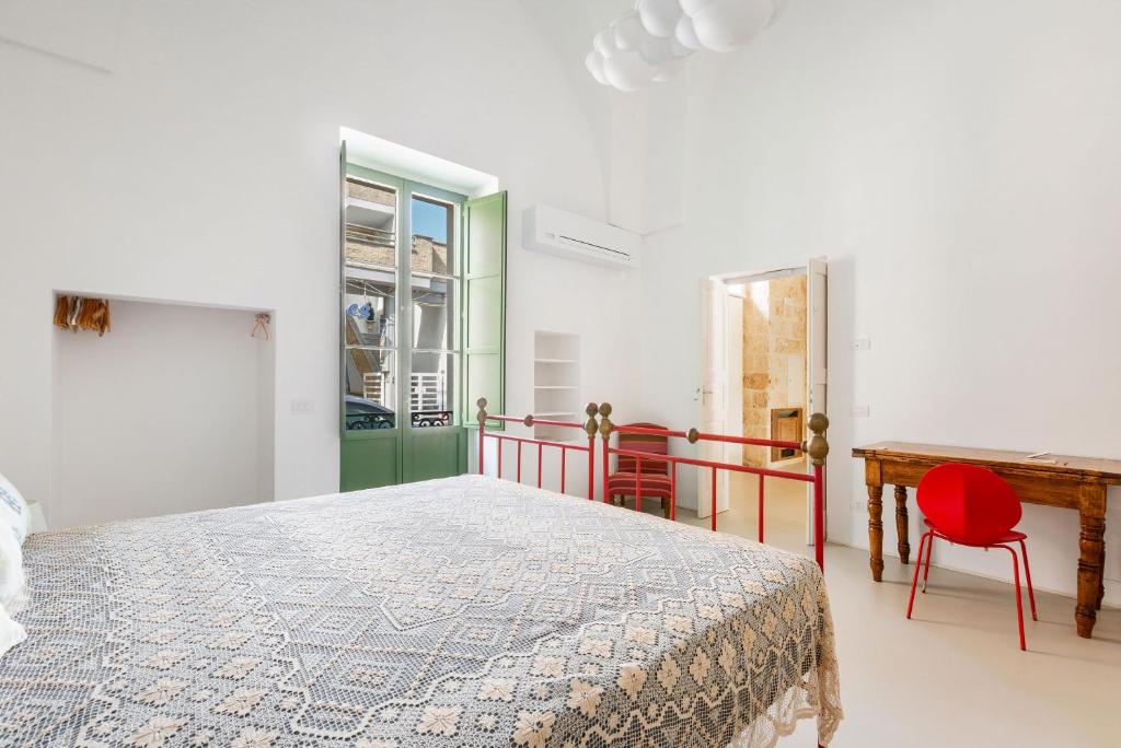 une chambre avec un lit, une table et des chaises dans l'établissement La Casa Della Maestra by Perle di Puglia, à Presicce 44 autres photos