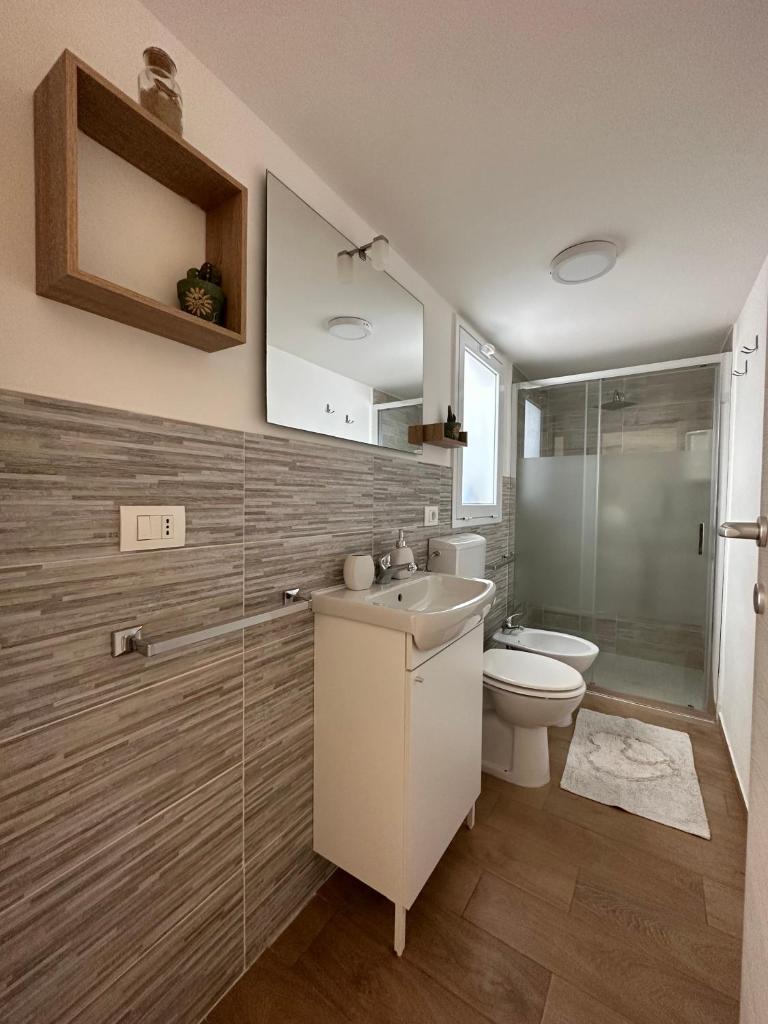 une salle de bain avec un lavabo, des toilettes et une douche dans l'établissement Villa Matilde, à Marina di Ragusa