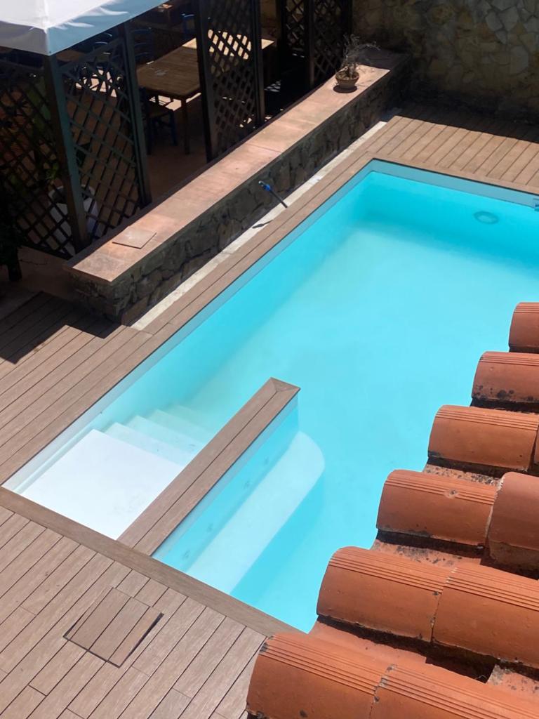 une piscine avec deux chaises et une table dans l'établissement VIlla Sunlight Sardegna, à Santa Luria 42 autres photos