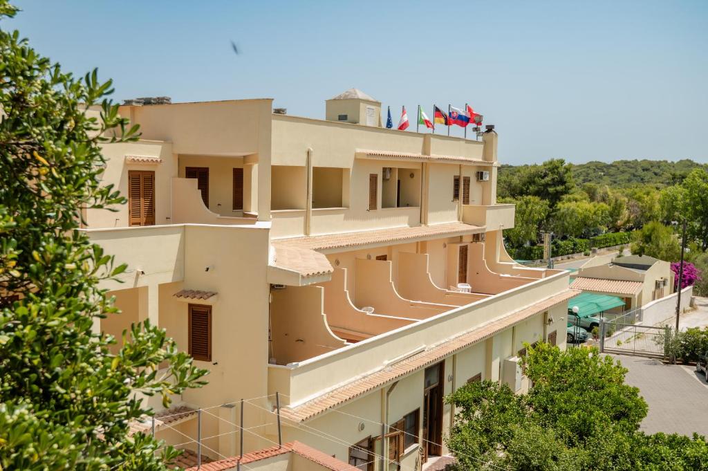 un bâtiment avec des balcons au-dessus dans l'établissement Hotel Sfinalicchio, à Vieste