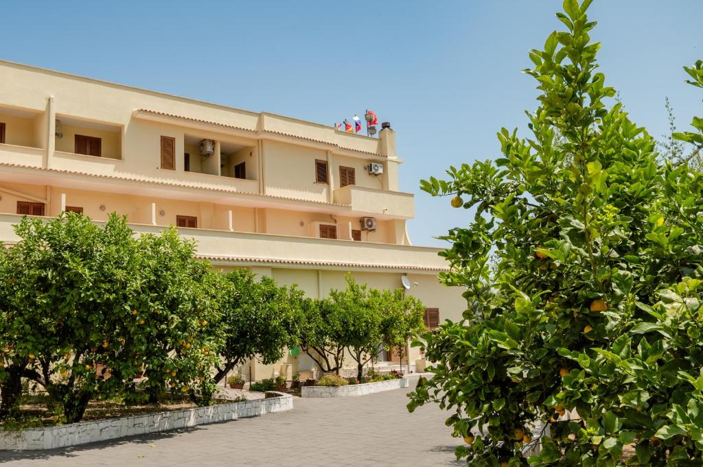 un bâtiment avec des gens assis dessus dans l'établissement Hotel Sfinalicchio, à Vieste 89 autres photos