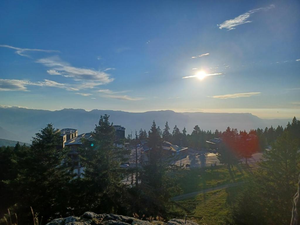- une vue sur la montagne et le ciel ensoleillé dans l'établissement Résidence l'Ecrin des Neiges, à Chamrousse