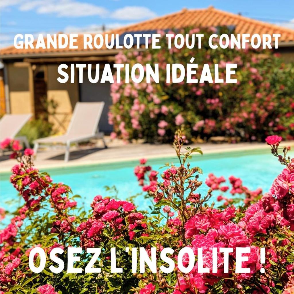 un panneau indiquant « concessionnaire de stimulation de confort de toit Grand Rouge » avec des fleurs roses dans l'établissement Roulotte de la Villa Font Vive - Tout équipée, tout confort, situation idéale Sud Ardèche, à Grospierres