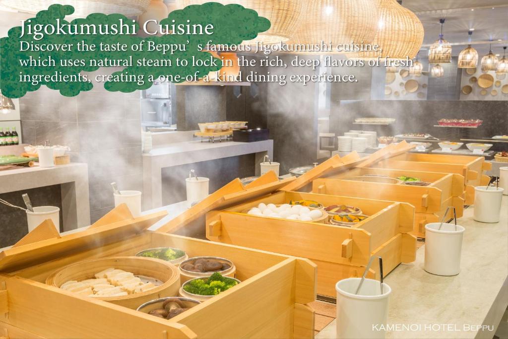 une publicité dans un magazine pour un restaurant de restauration rapide avec des caisses en bois dans l'établissement KAMENOI HOTEL Beppu, à Beppu