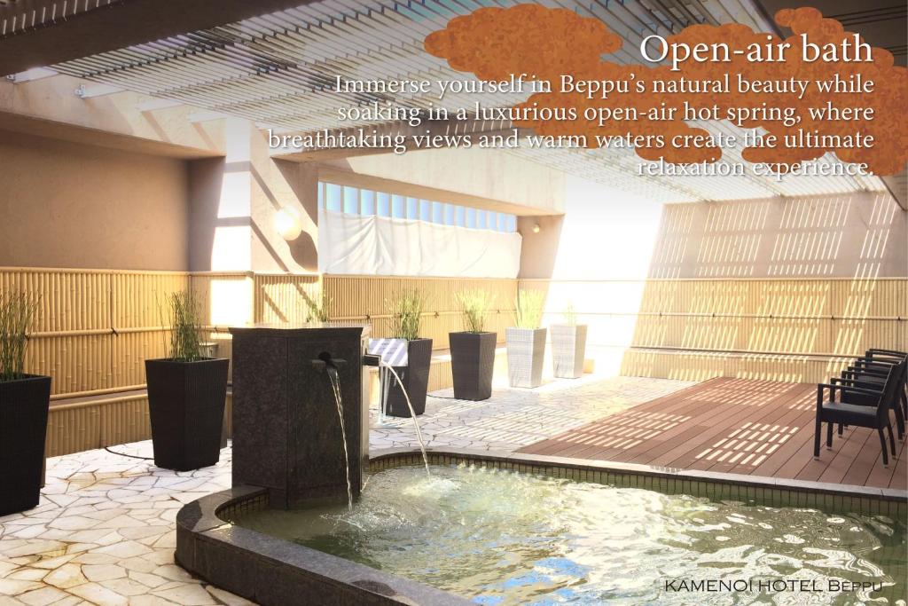 - une piscine avec une fontaine dans un bâtiment dans l'établissement KAMENOI HOTEL Beppu, à Beppu