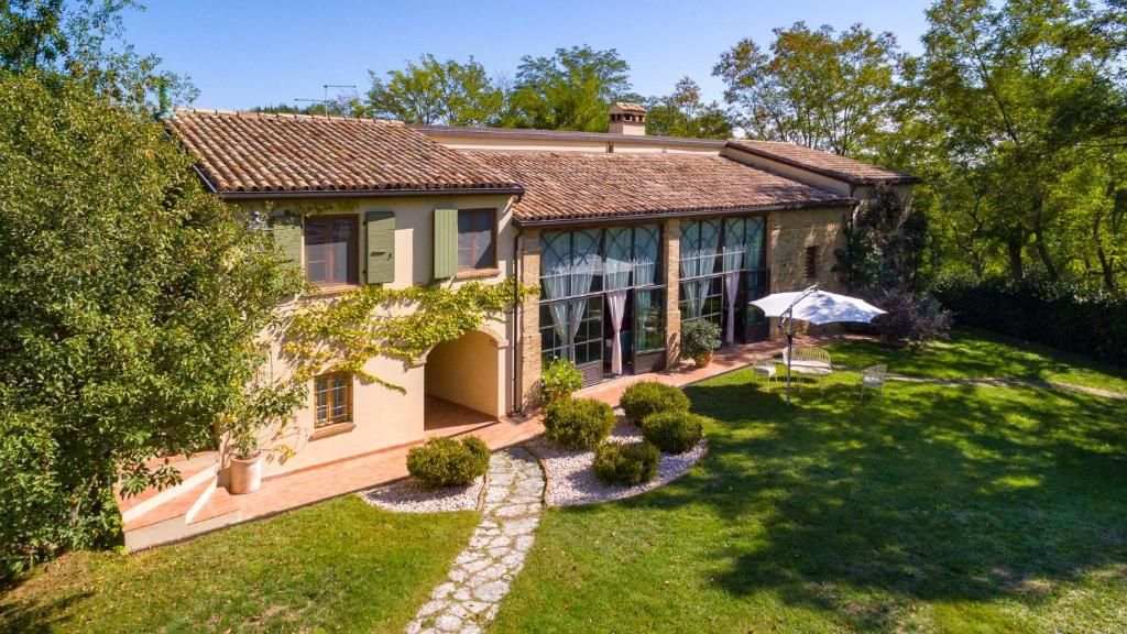 une vue aérienne d'une maison avec une cour dans l'établissement La Tana del Ghiro 18, Emma Villas, à Ravenne