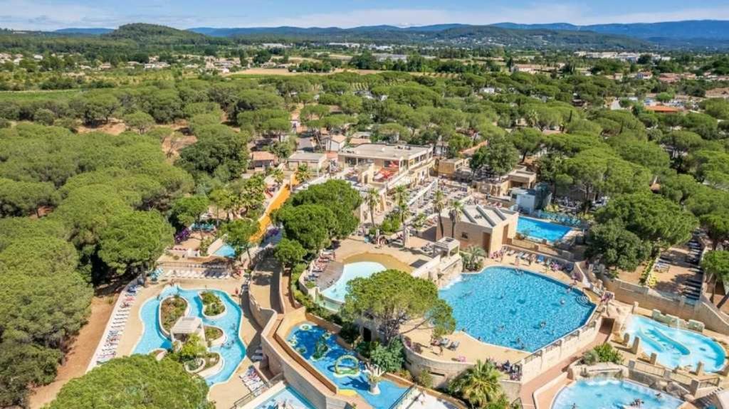 une vue aérienne d'un complexe avec deux piscines dans l'établissement Camping 5 étoiles - Parc aquatique - eebafe, au Muy