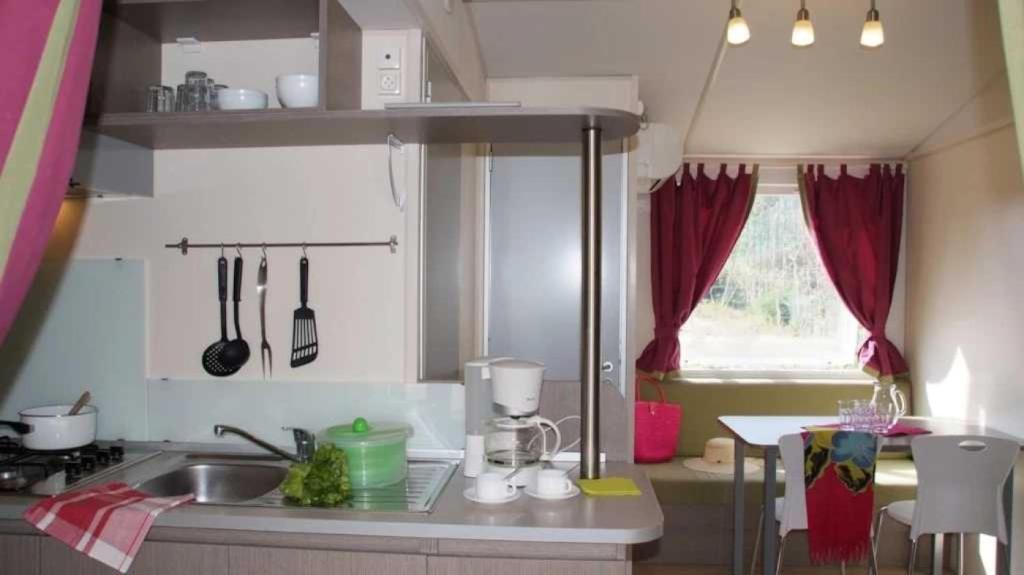 une cuisine avec un évier et un plan de travail dans l'établissement Camping 5 étoiles - Parc aquatique - eebafe, au Muy