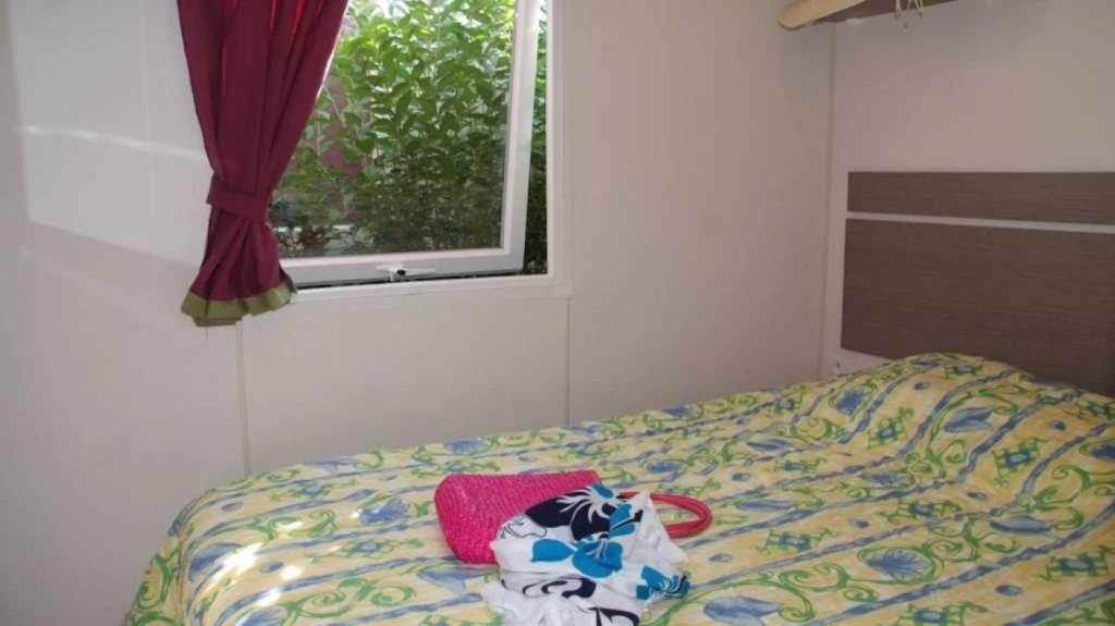 d'un lit avec un animal farci en dessus dans l'établissement Camping 5 étoiles - Parc aquatique - eebafe, au Muy