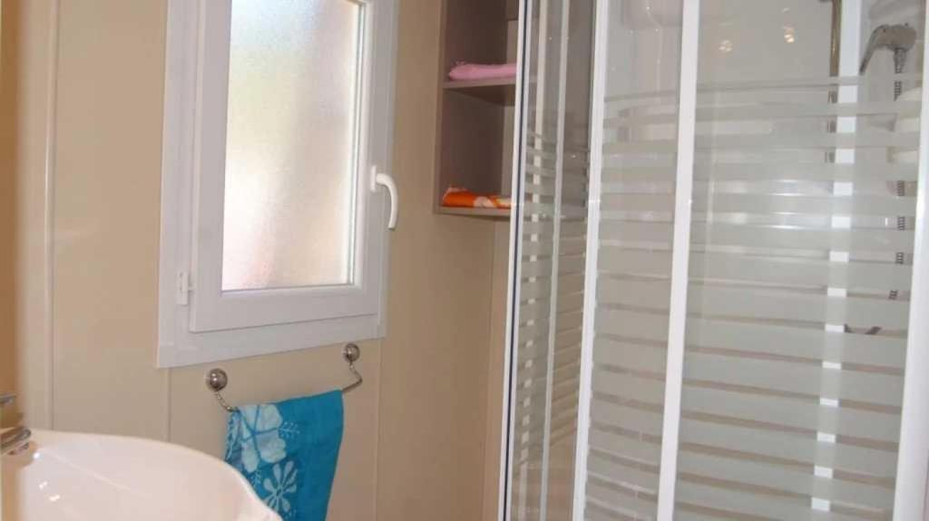 une salle de bain avec un lavabo blanc et une fenêtre dans l'établissement Camping 5 étoiles - Parc aquatique - eebafe, au Muy 37 autres photos