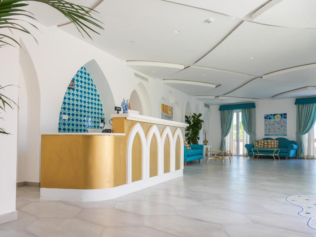 un hall d'entrée avec un bureau de réception dans un immeuble dans l'établissement Corallo Blu Hotel De Charme - Sea & Spa access, à Ischia