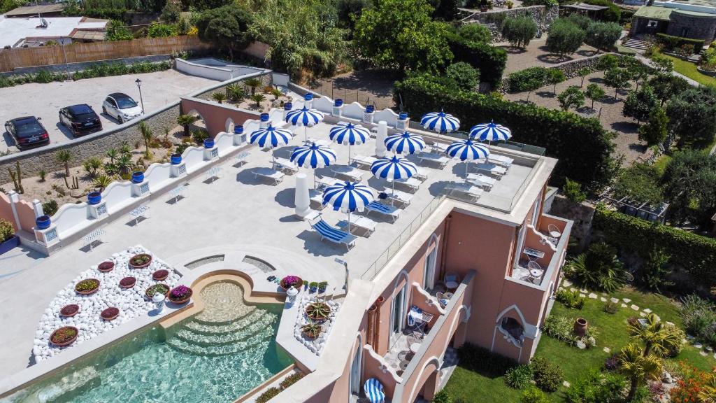 une vue aérienne d'un complexe hôtelier avec piscine et parasols dans l'établissement Corallo Blu Hotel De Charme - Sea & Spa access, à Ischia