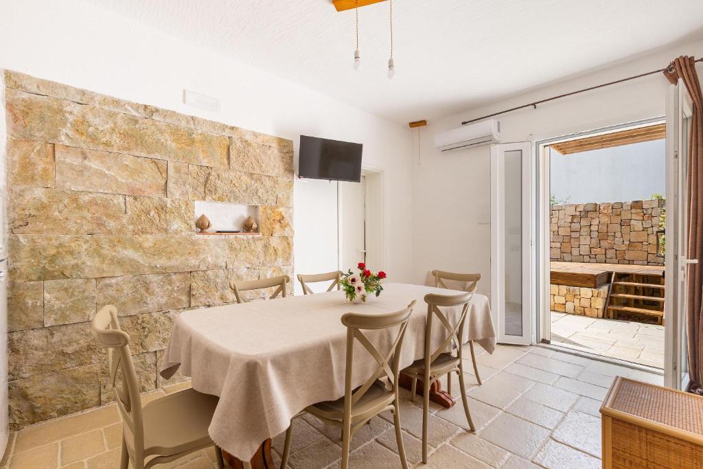 une salle à manger avec une table et des chaises dans l'établissement Villa Elena Nina by BarbarHouse, à Torre Lapillo