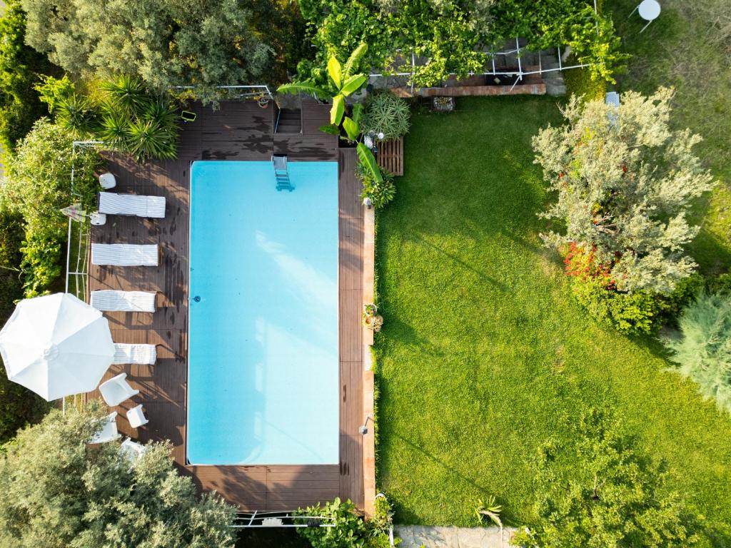 - une vue sur la piscine dans la cour dans l'établissement Villa in campagna con piscina, à San Fratello