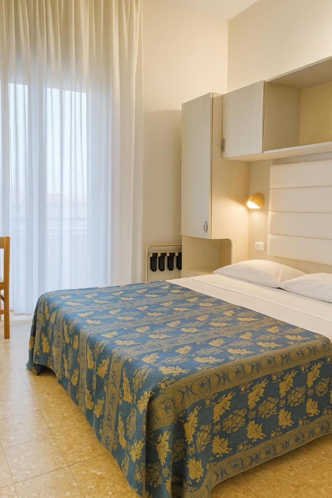 une chambre avec deux lits et une grande fenêtre dans l'établissement Hotel Imperiale, à Cesenatico 114 autres photos
