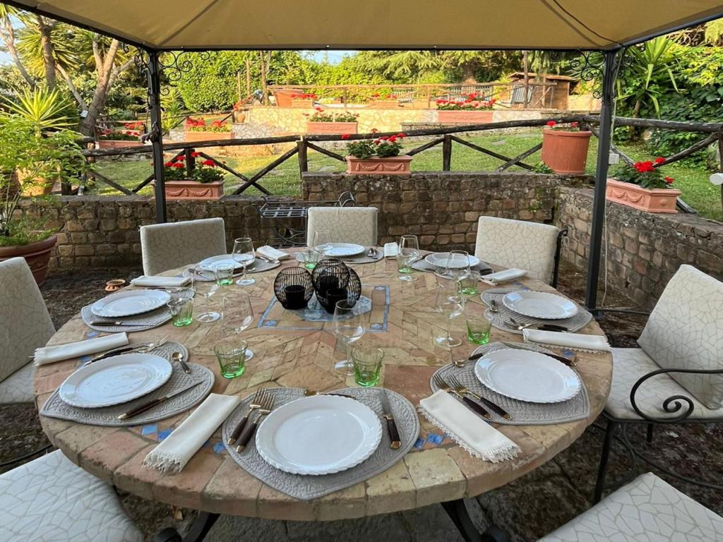 une table en bois avec des assiettes et des serviettes dans l'établissement Villa Villa Mina by Interhome, à Monte Compatri
