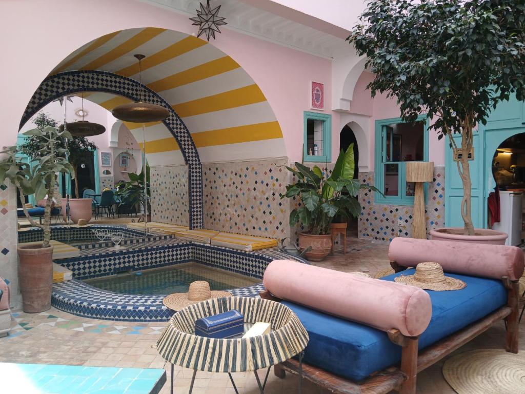une piscine au milieu d'un bâtiment dans l'établissement Riad Lauriers Blancs, à Marrakech