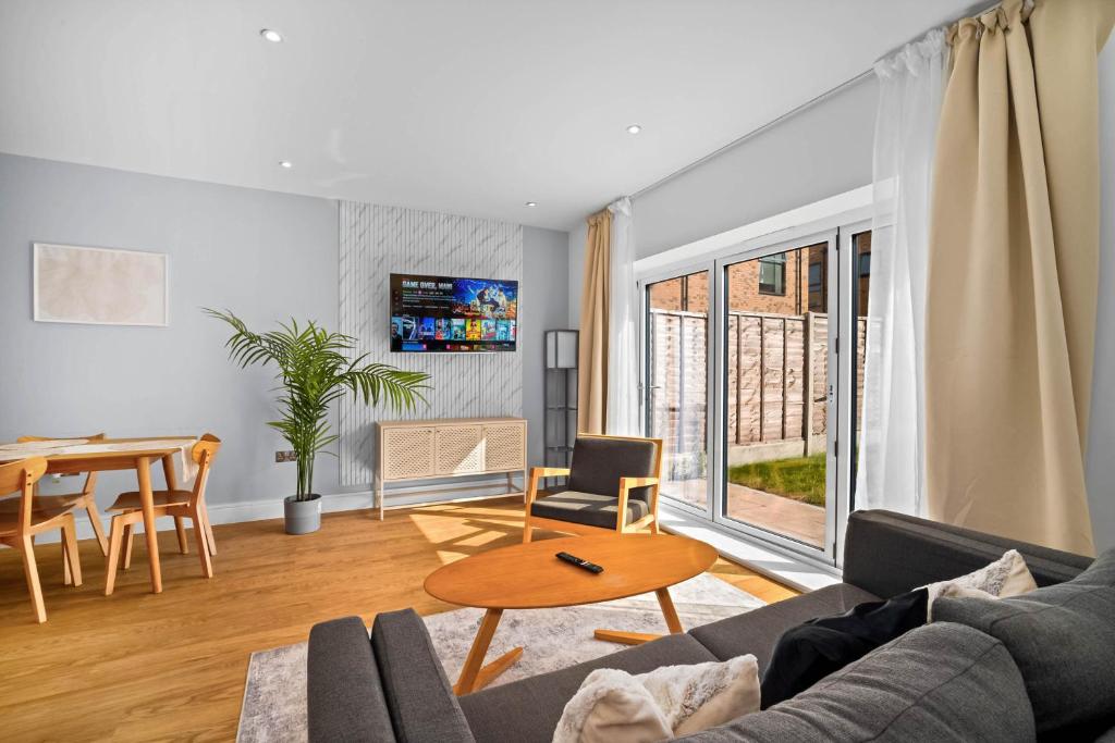 Stylish Four Bedroom Townhouse - City Centre - Netflix - Parking - Garden - Balconies 11SL 1