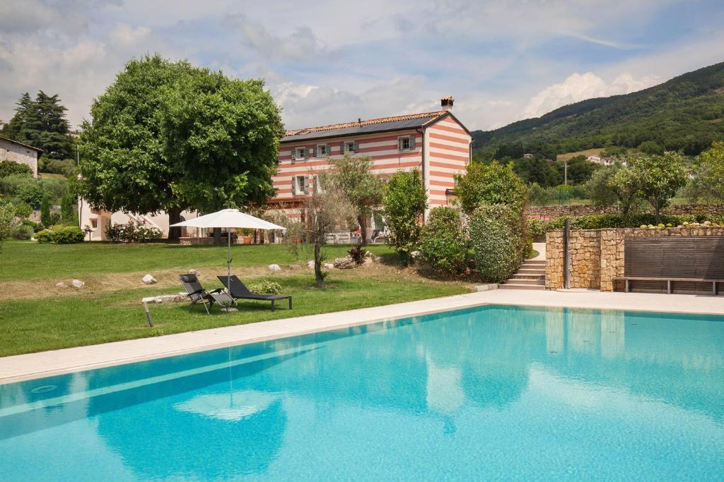 une grande piscine devant une maison dans l'établissement Villa Tenuta Campetti, à Caprino Veronese
