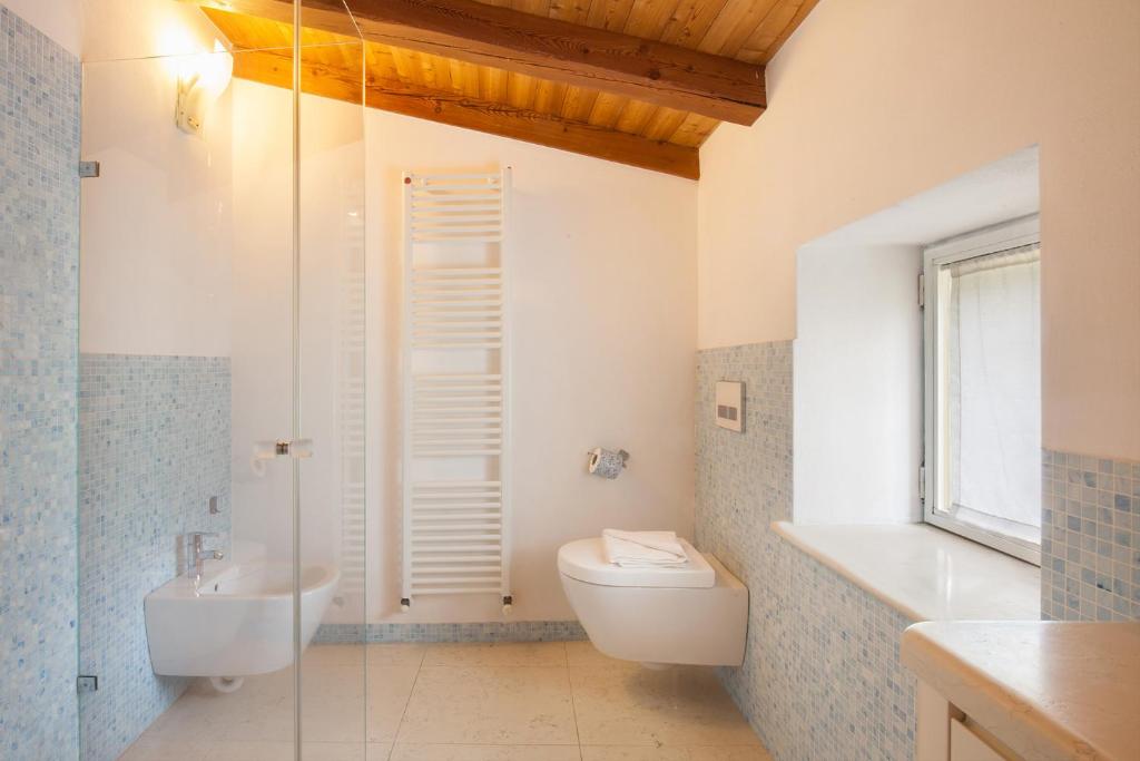 une salle de bain avec toilettes, lavabo et douche dans l'établissement Villa Tenuta Campetti, à Caprino Veronese 51 autres photos