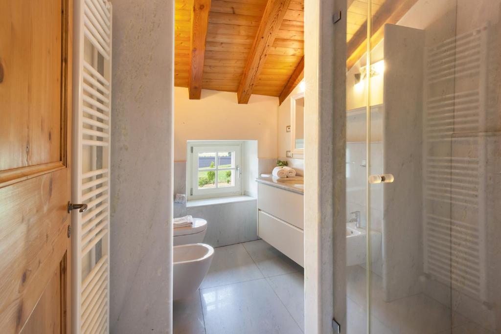 une salle de bain avec toilettes et lavabo dans l'établissement Villa Tenuta Campetti, à Caprino Veronese