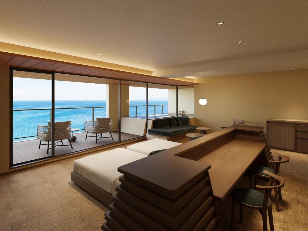 une chambre avec un lit et une vue sur l'océan dans l'établissement IZU RETREAT by Onko Chishin, à Higashiizu