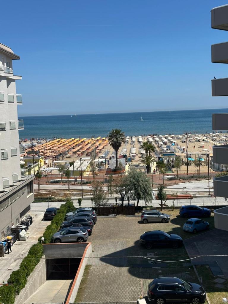 - un parking avec des voitures garées à côté de la plage dans l'établissement Hotel Blue Moon B&B, à Rimini 6 autres photos