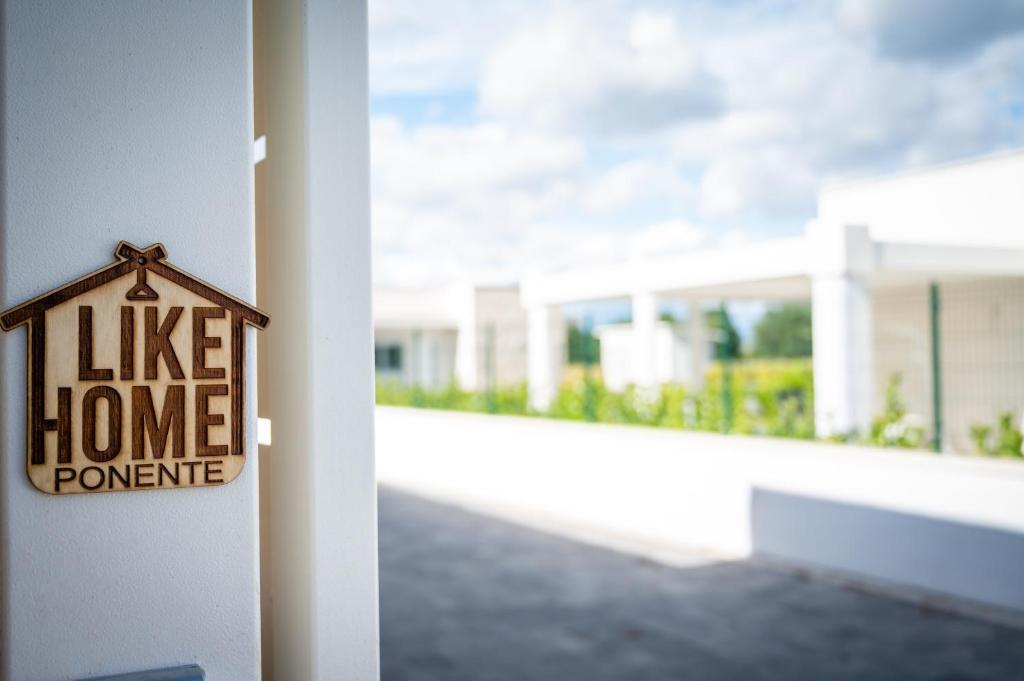 un panneau qui dit « maison » devant un bâtiment dans l'établissement LikeHome Taranto - 2 ville indipendenti, à Tarente