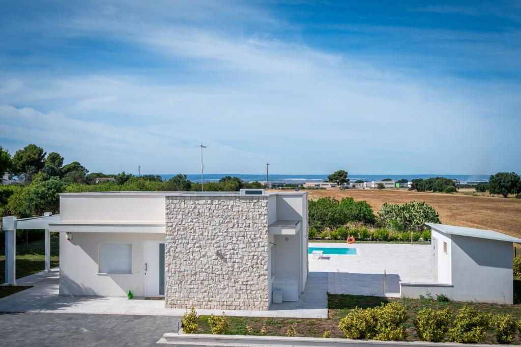 une vue d'une maison avec piscine dans l'établissement LikeHome Taranto - 2 ville indipendenti, à Tarente