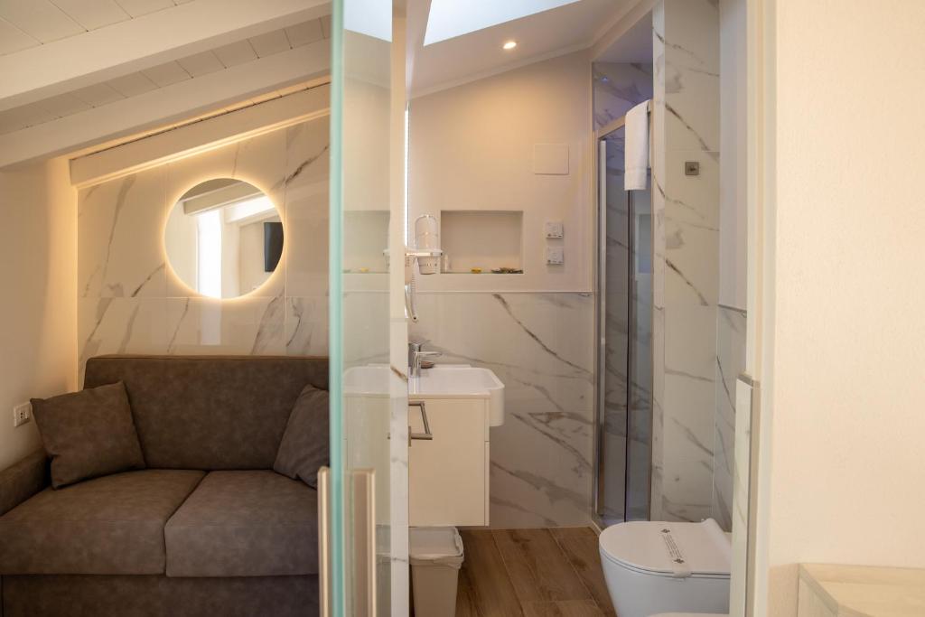 La petite salle de bains est pourvue d'un canapé et d'un lavabo. dans l'établissement Junior Suite Hotel Biagi, à Lido di Camaiore 39 autres photos