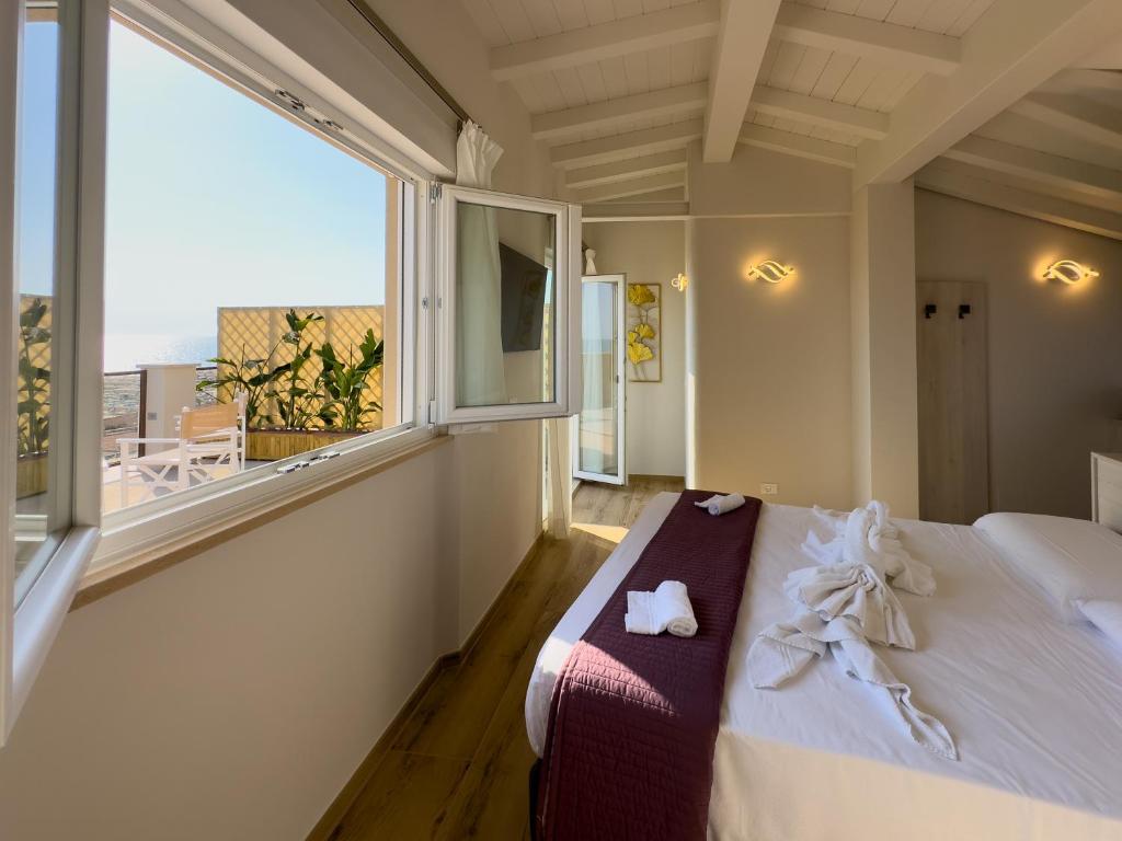 une chambre avec un lit et une grande fenêtre dans l'établissement Junior Suite Hotel Biagi, à Lido di Camaiore